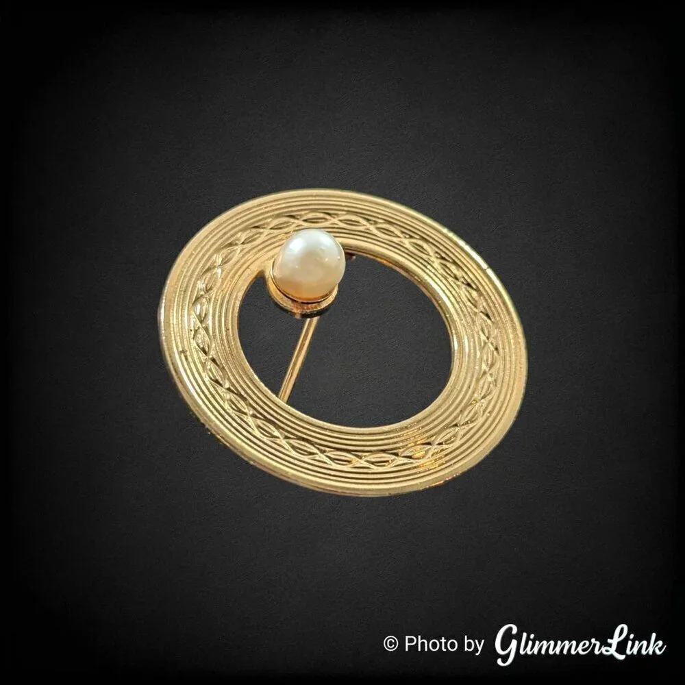 Vintage Open Circle Wreath Faux Pearl Textured Etched Gold Tone Brooch Pin